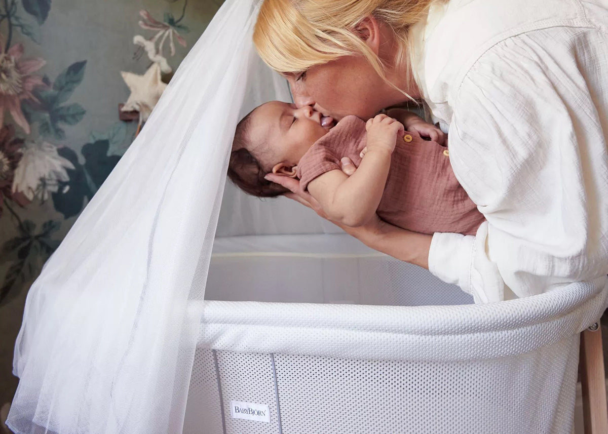 BabyBjorn Cradle + Fitted Sheet + Canopy Bundle - White