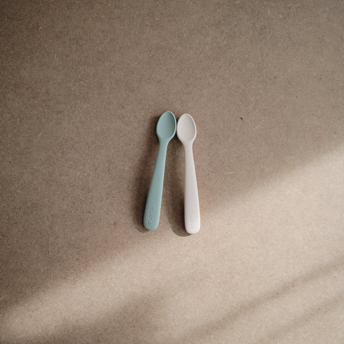 Mushie Silicone Feeding Spoon - Cambridge Blue / Shifting Sand